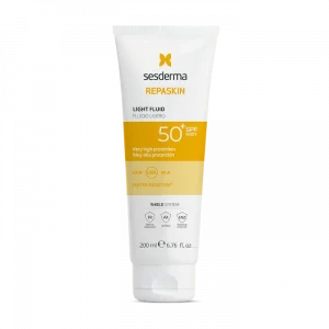 Muy alta protección 50+ de fluido ligero UVA y water resistant de sesderma repaskin